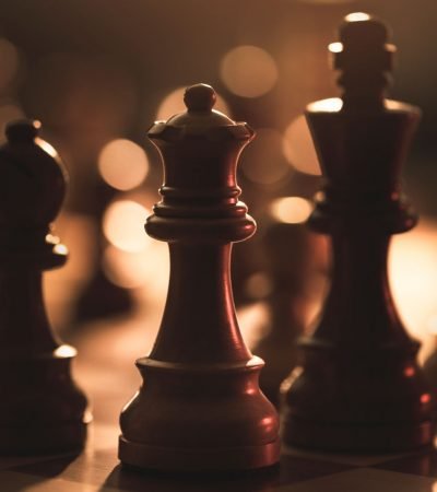wooden-chess-pieces-on-the-chessboard-and-dim-lighSqare wooden-chess-pieces-on-the-chessboard-and-dim-lighSqare